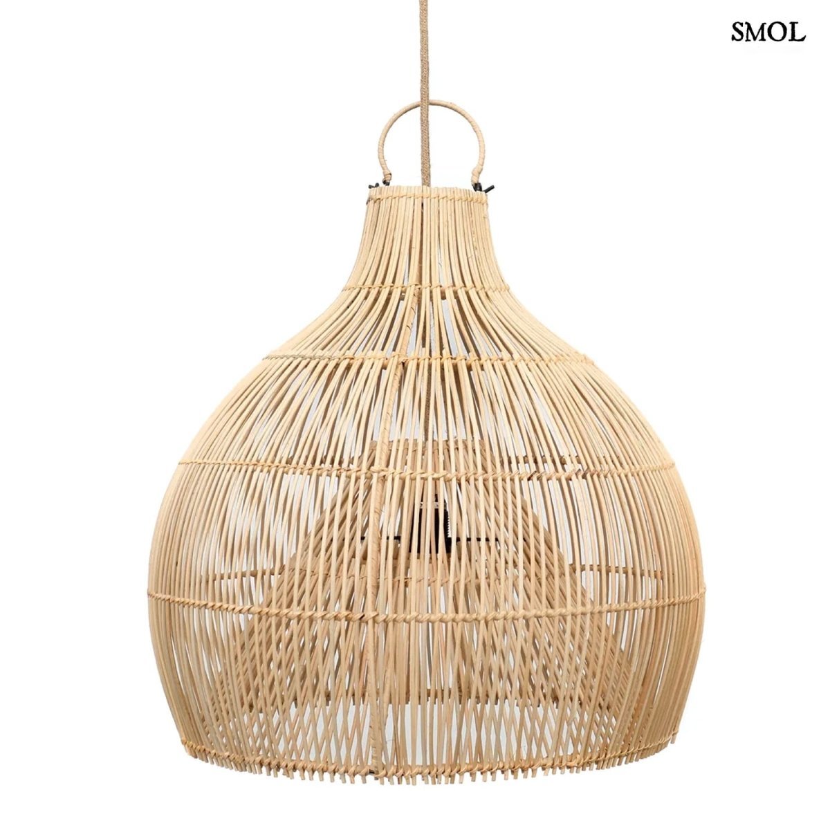 55 cm átmérőjű kézzel fonott rattan függőlámpaernyő természetes színben fehér háttérrel