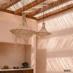 Nagyméretű, kézzel készült rattan függőlámpaernyő (L), natúr szín, étkezőasztal felett nagyítva