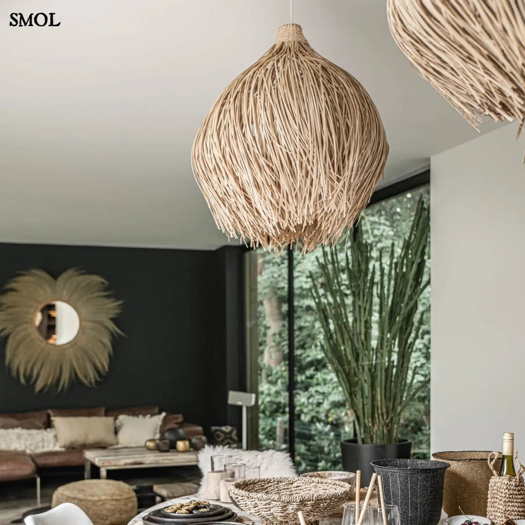 Nagyméretű, natúr rattan függőlámpaernyő kézzel szőtt organikus formában, nappaliban