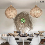 Nagyméretű, natúr rattan függőlámpaernyő kézzel szőtt organikus formában, étkezőasztal felett