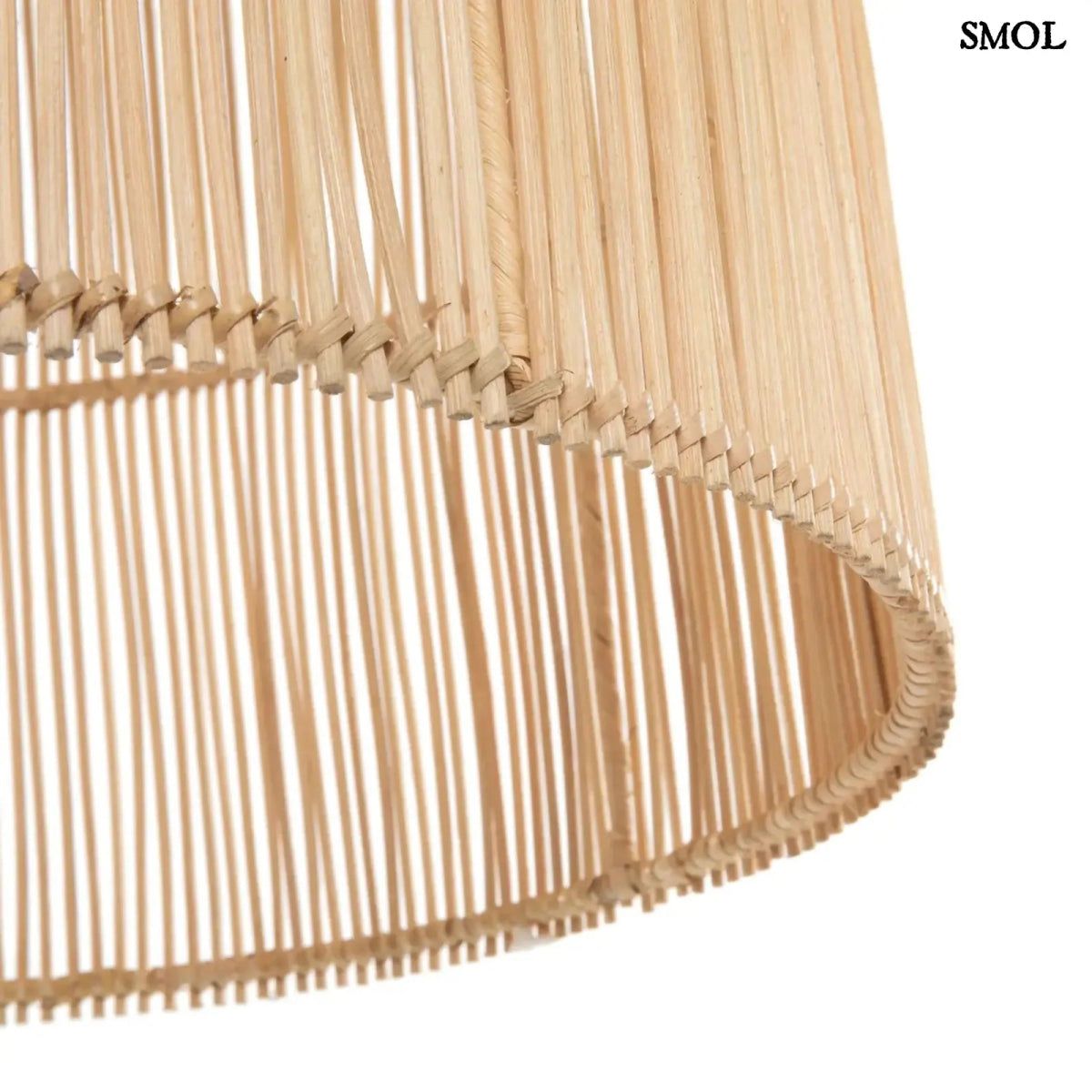 CHACHA rattan függőlámpaernyő natúr színben, nagyméretű (50 cm magas), kézzel szőtt fonattal, alulról nagyítva