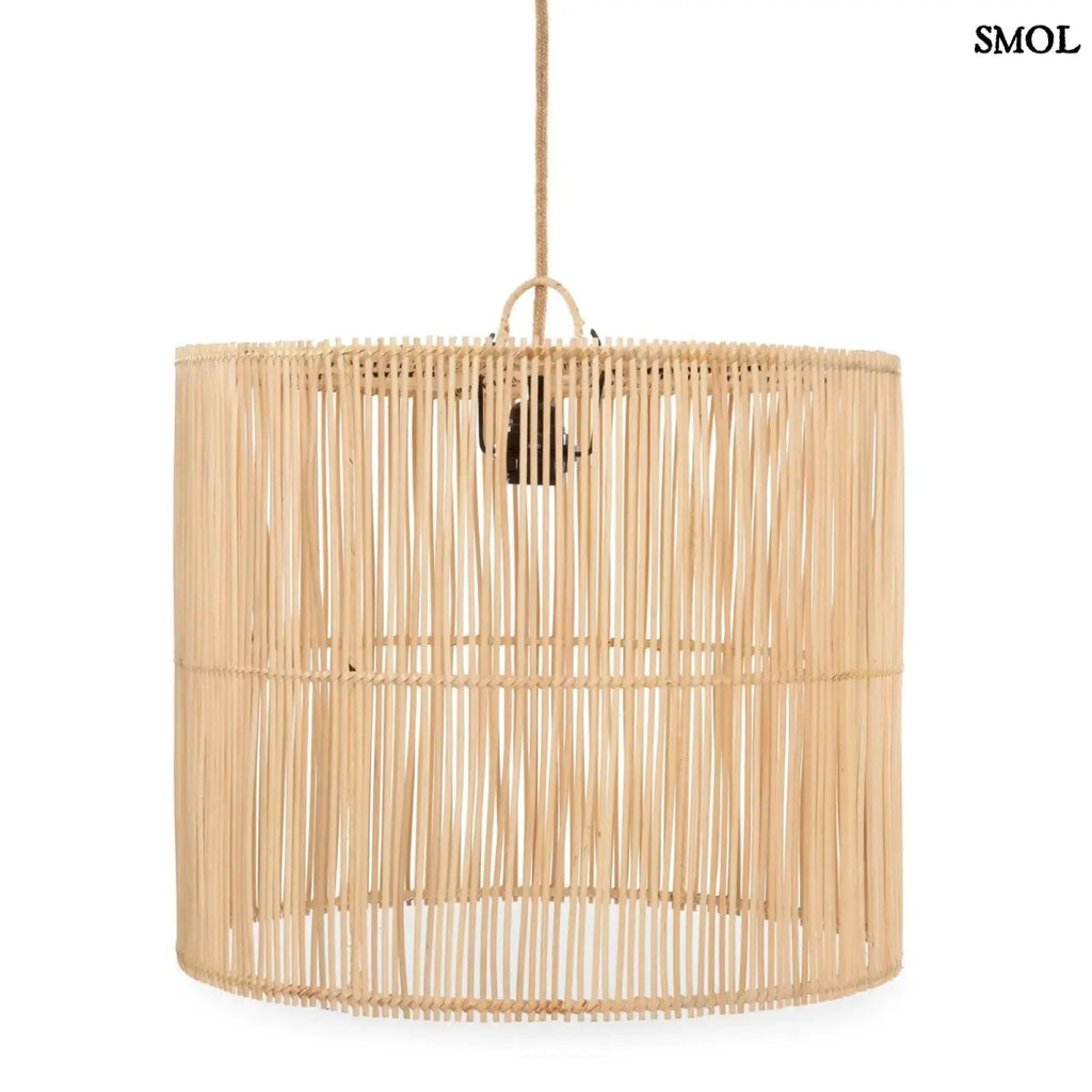 CHACHA rattan függőlámpaernyő natúr színben, nagyméretű (50 cm magas), kézzel szőtt fonattal, fehér háttérrel