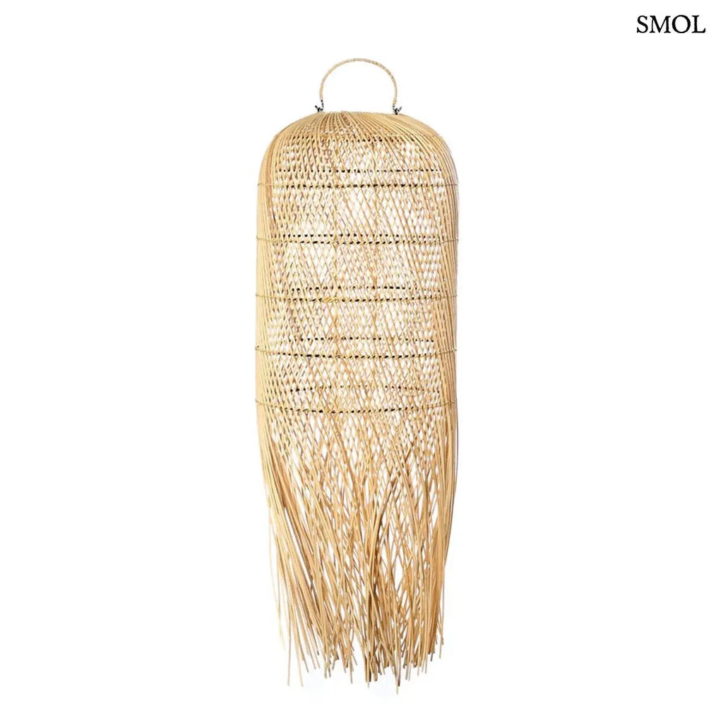 Kézzel szőtt, natúr színű, hosszúkás rattan függőlámpaernyő, alján lelógó, organikus szálakkal, fehér háttérrel