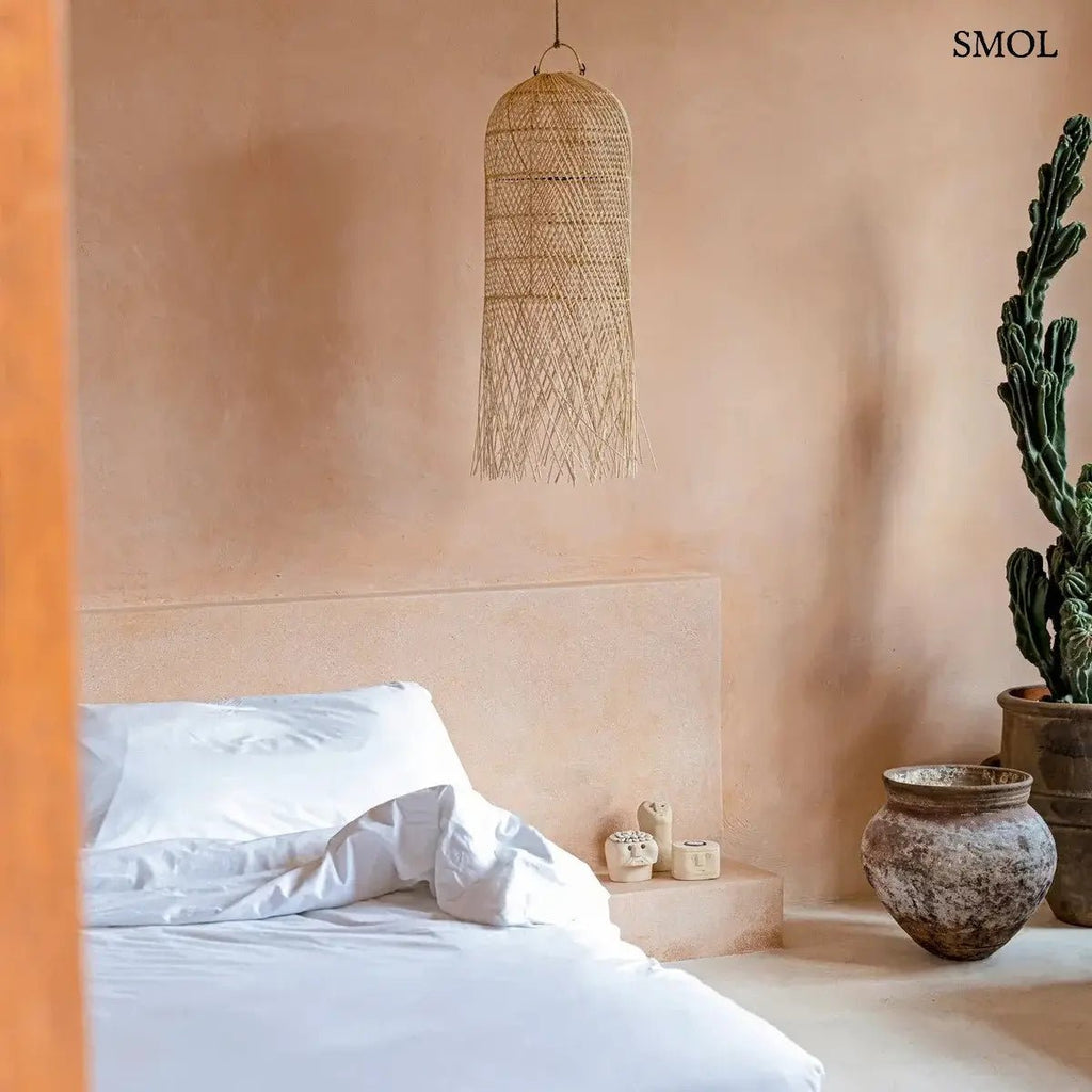 Kézzel szőtt, natúr színű, hosszúkás rattan függőlámpaernyő, alján lelógó, organikus szálakkal, hálószobában