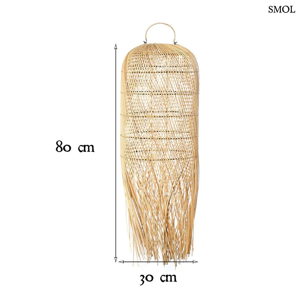 Kézzel szőtt, natúr színű, hosszúkás rattan függőlámpaernyő, alján lelógó, organikus szálakkal, méretekkel