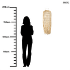 Kézzel szőtt, natúr színű, hosszúkás rattan függőlámpaernyő, alján lelógó, organikus szálakkal, méretarányosan