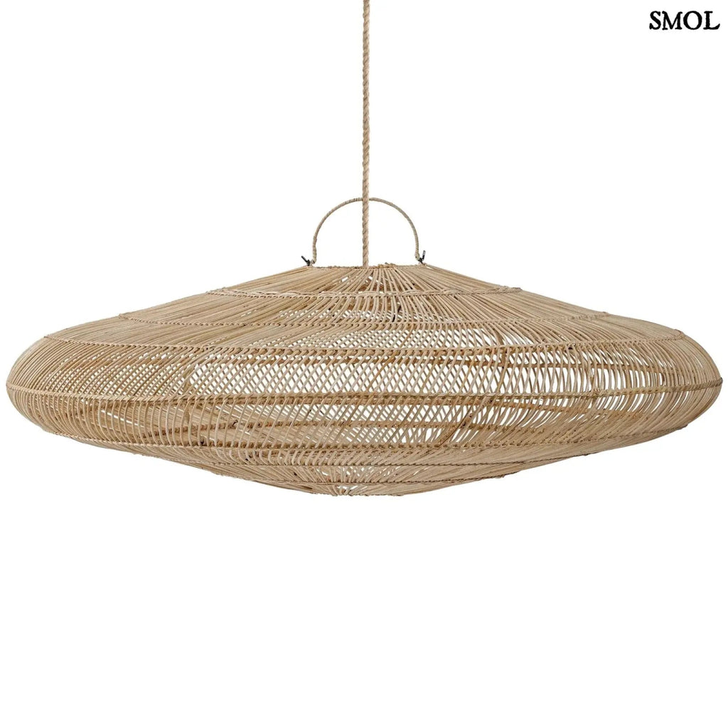rattan függőlámpaernyő natúr színben, extra nagy méretben fehér háttérrel