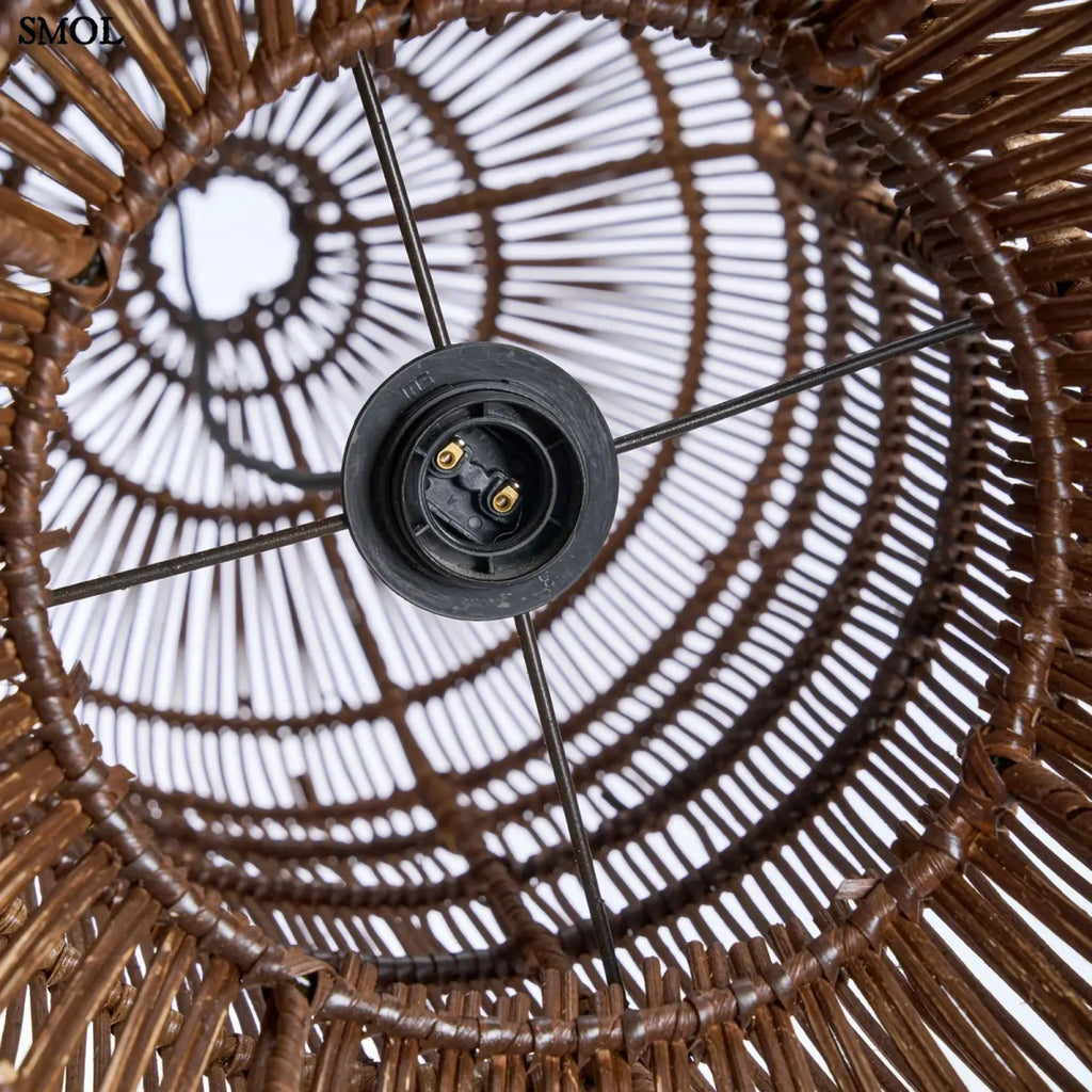 Rattan függőlámpaernyő Tower XL, sötét dió, kézzel szőtt, alulról nagyítva