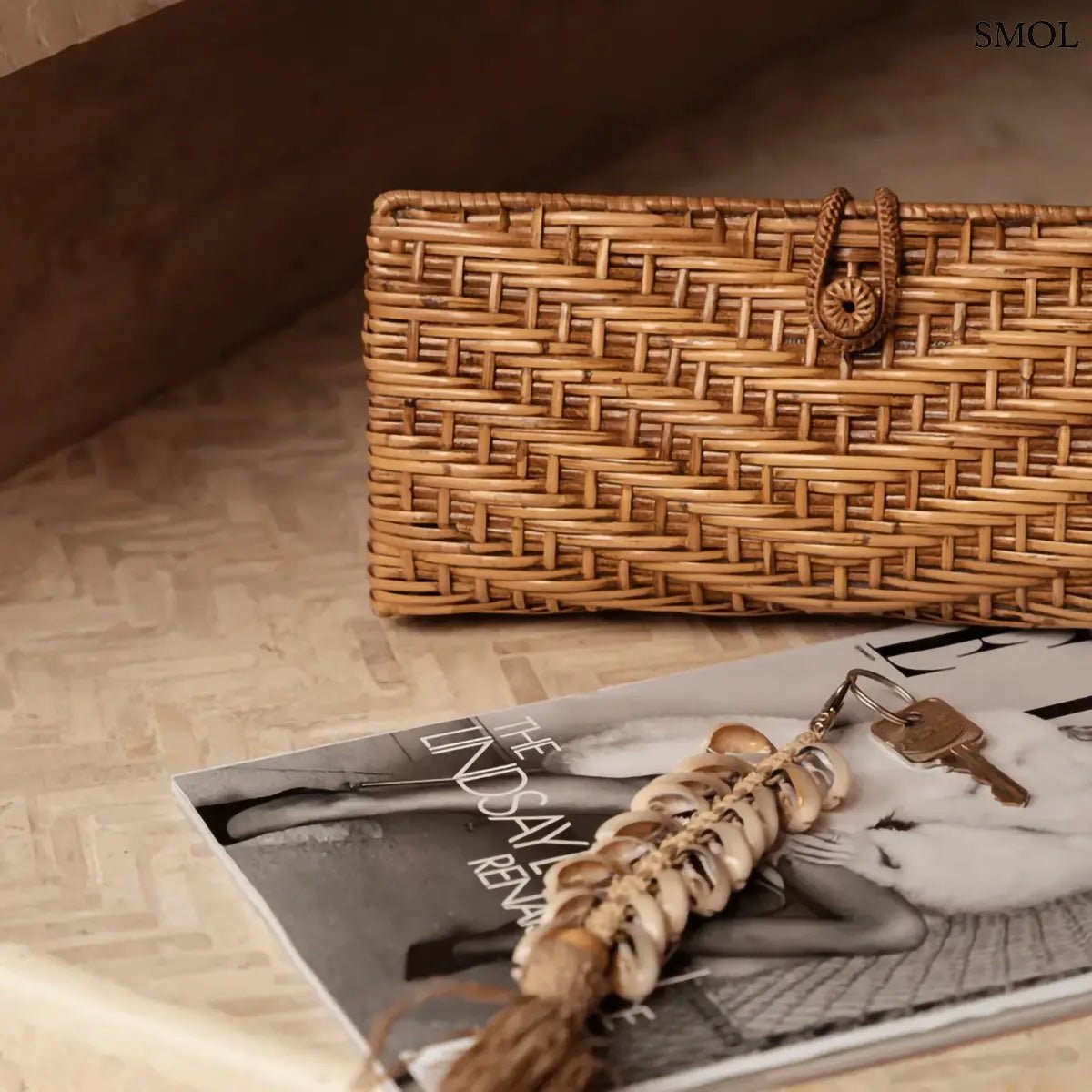 Natúr barna rattan kézitáska kézzel fonott textúrával és gombos záródással, kulcstartóval