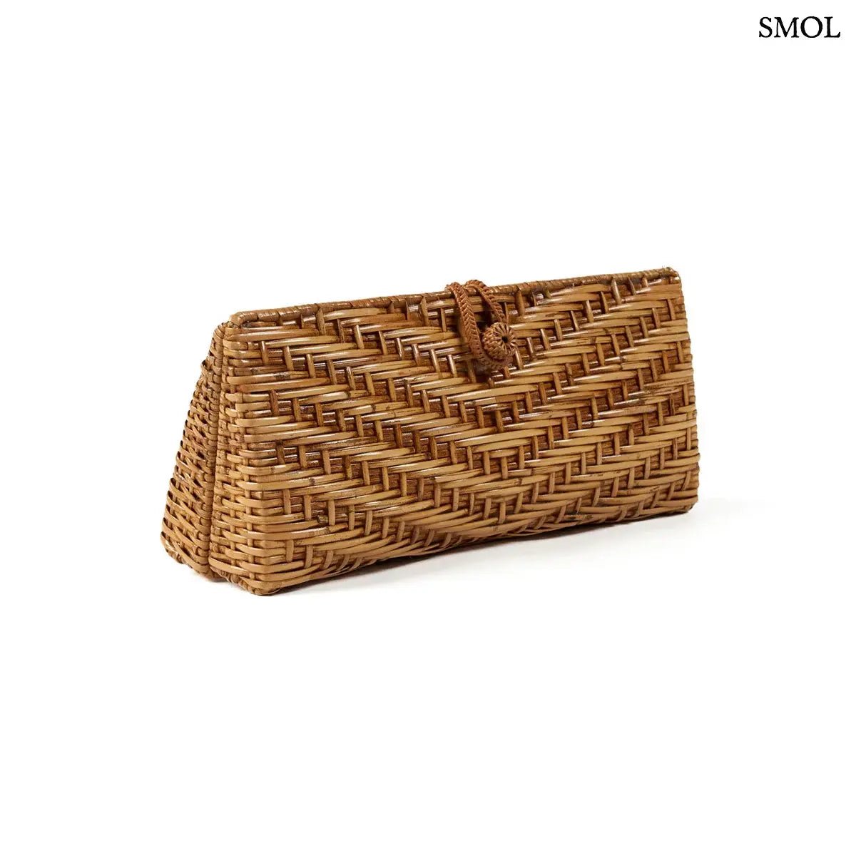 Natúr barna rattan kézitáska kézzel fonott textúrával és gombos záródással, fehér háttérrel, ferdén