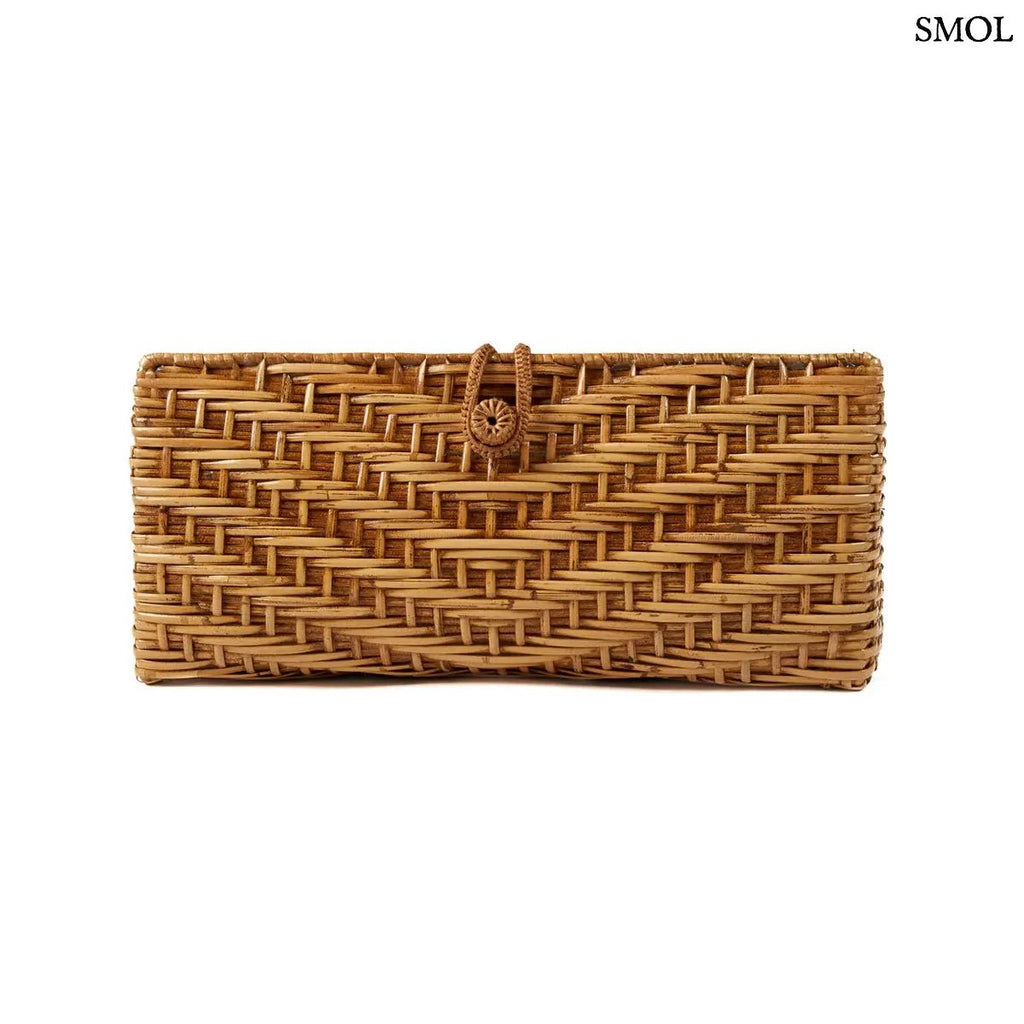 Natúr barna rattan kézitáska kézzel fonott textúrával és gombos záródással, szemből