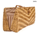 Natúr barna rattan kézitáska kézzel fonott textúrával és gombos záródással, kinyitva, oldalról