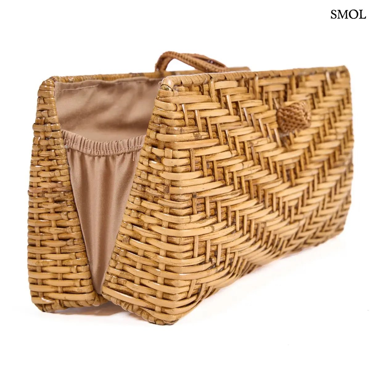 Natúr barna rattan kézitáska kézzel fonott textúrával és gombos záródással, kinyitva, oldalról