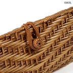 Natúr barna rattan kézitáska kézzel fonott textúrával és gombos záródással, nagyítva