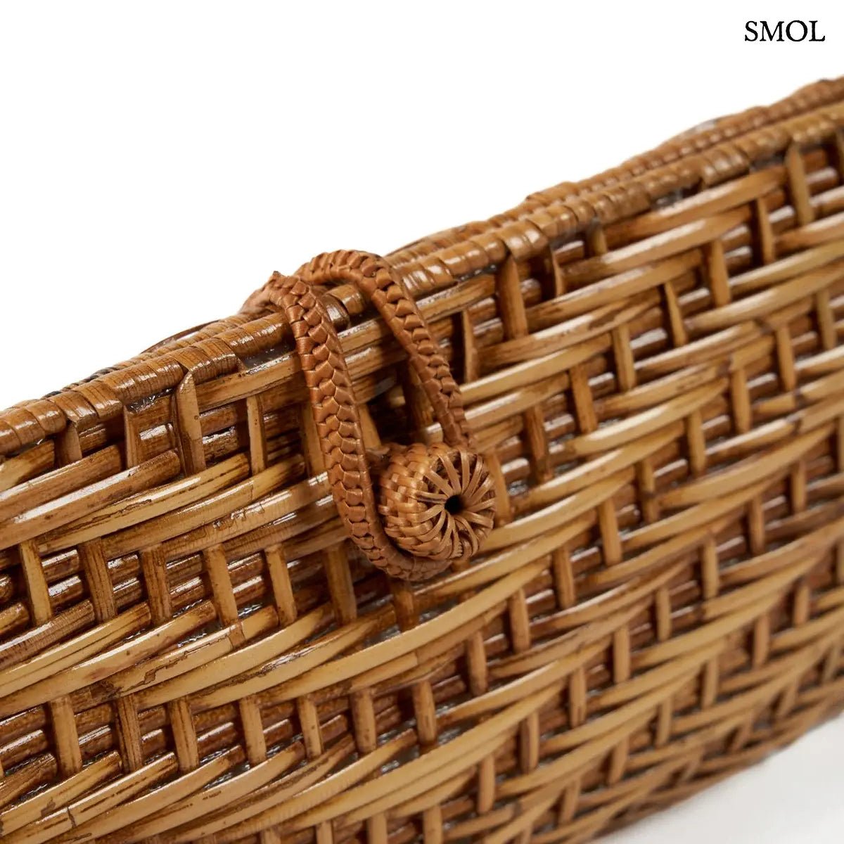 Natúr barna rattan kézitáska kézzel fonott textúrával és gombos záródással, nagyítva