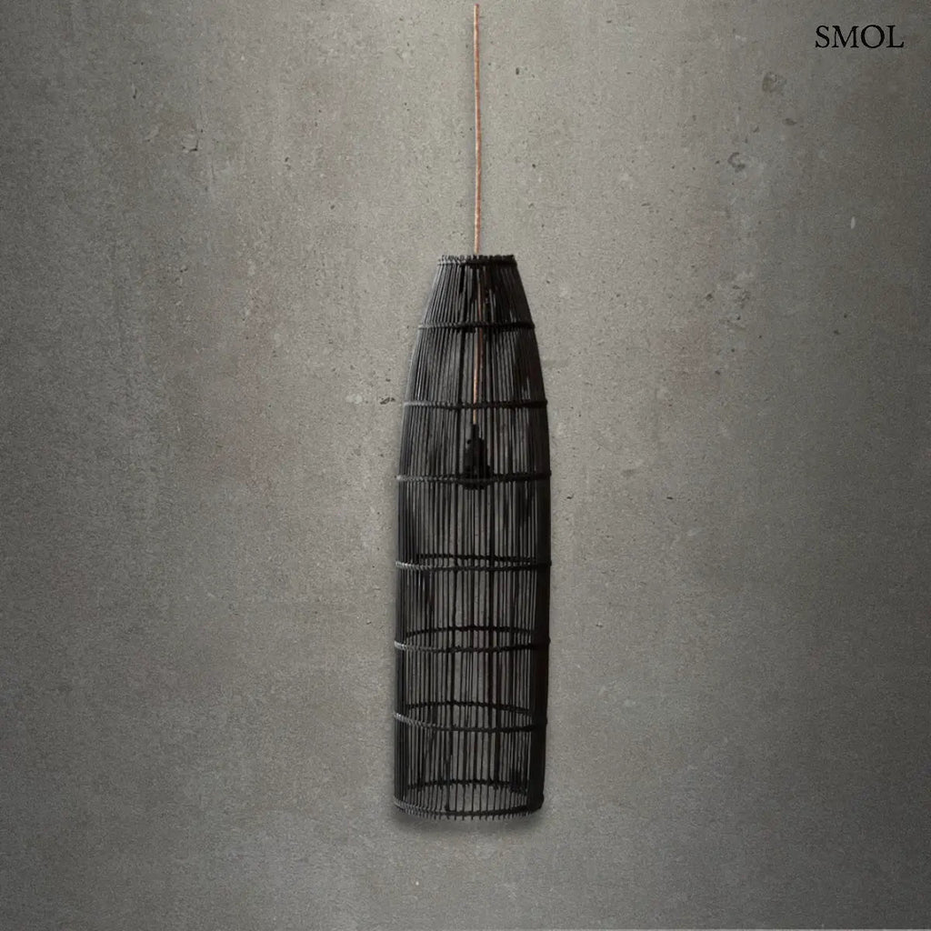 Kézzel szőtt, fekete rattan lámpaernyő Fish Trap stílusban, függőleges fonással, 90 cm-es kivitelben, szürke háttérrel