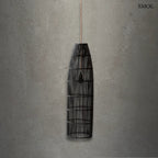 Kézzel szőtt, fekete rattan lámpaernyő Fish Trap stílusban, függőleges fonással, 90 cm-es kivitelben, szürke háttérrel