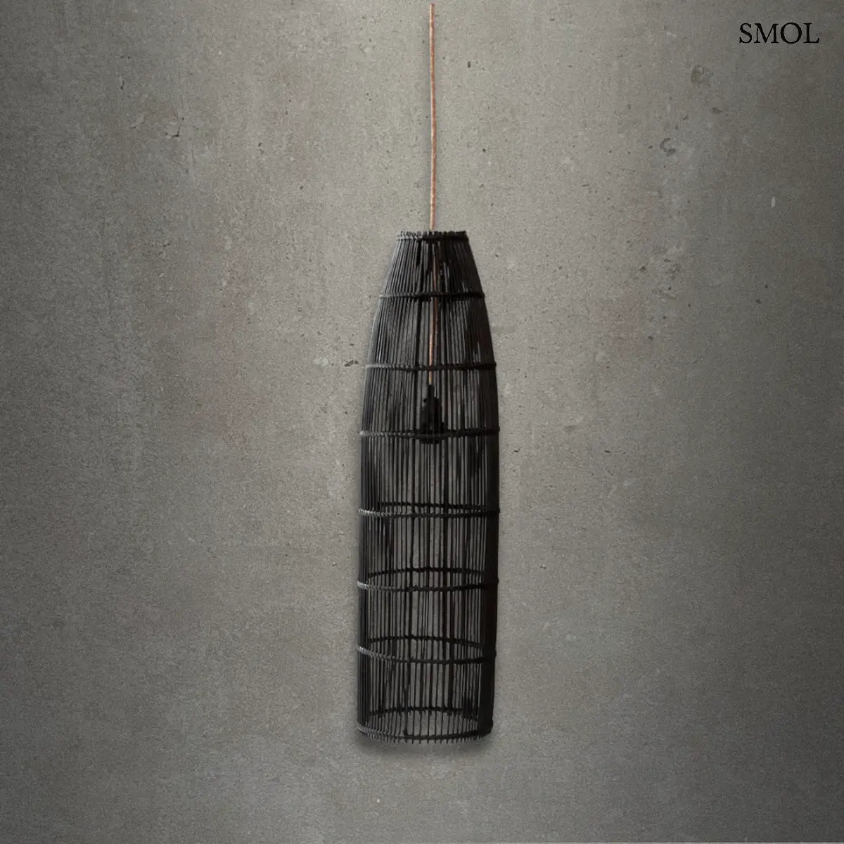 Kézzel szőtt, fekete rattan lámpaernyő Fish Trap stílusban, függőleges fonással, 90 cm-es kivitelben, szürke háttérrel