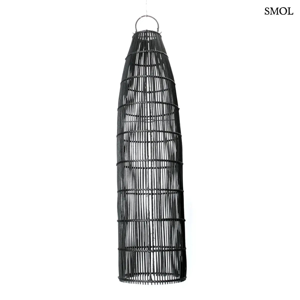 Kézzel szőtt, fekete rattan lámpaernyő Fish Trap stílusban, függőleges fonással, 90 cm-es kivitelben, fehér háttérrel, állólámpaként