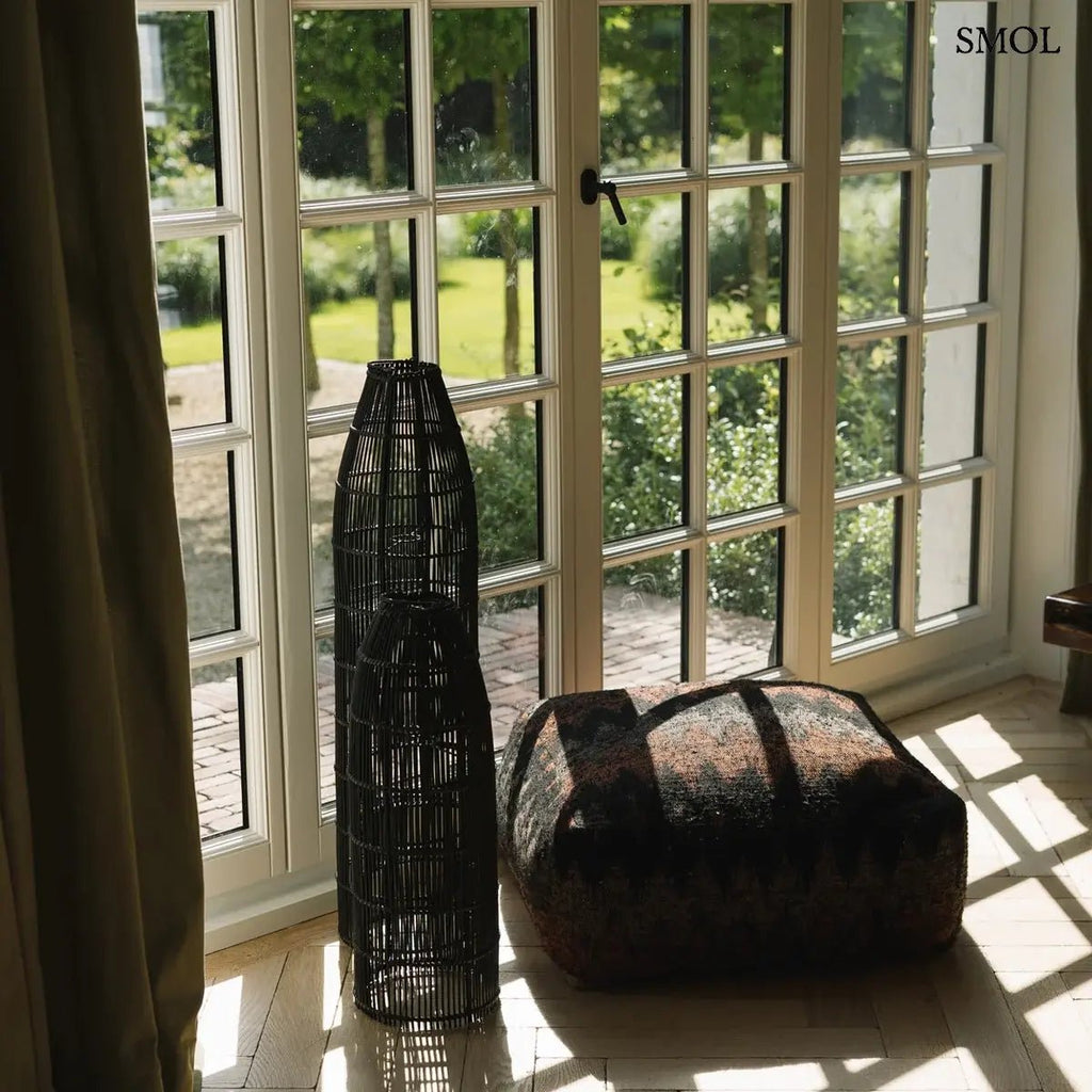 Kézzel szőtt, fekete rattan lámpaernyő Fish Trap stílusban, függőleges fonással, 90 cm-es kivitelben, nappaliban, két méretben