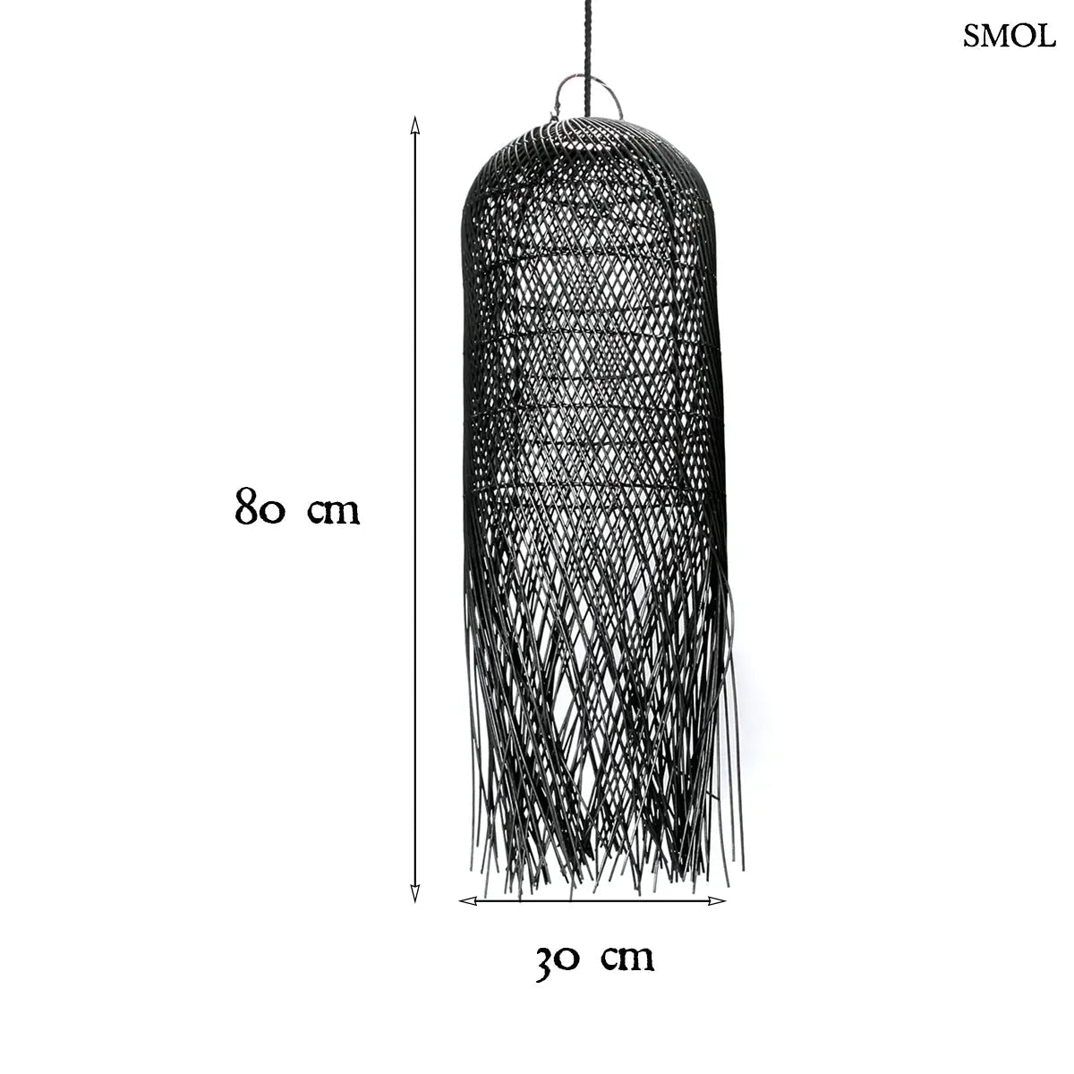 Hosszúkás, fekete színű, kézzel szőtt rattan lámpaernyő, amelynek alján a szálak szabadon, ritmikus vonalakkal végződnek, méretekkel