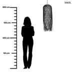 Hosszúkás, fekete színű, kézzel szőtt rattan lámpaernyő, amelynek alján a szálak szabadon, ritmikus vonalakkal végződnek, méretarányosan