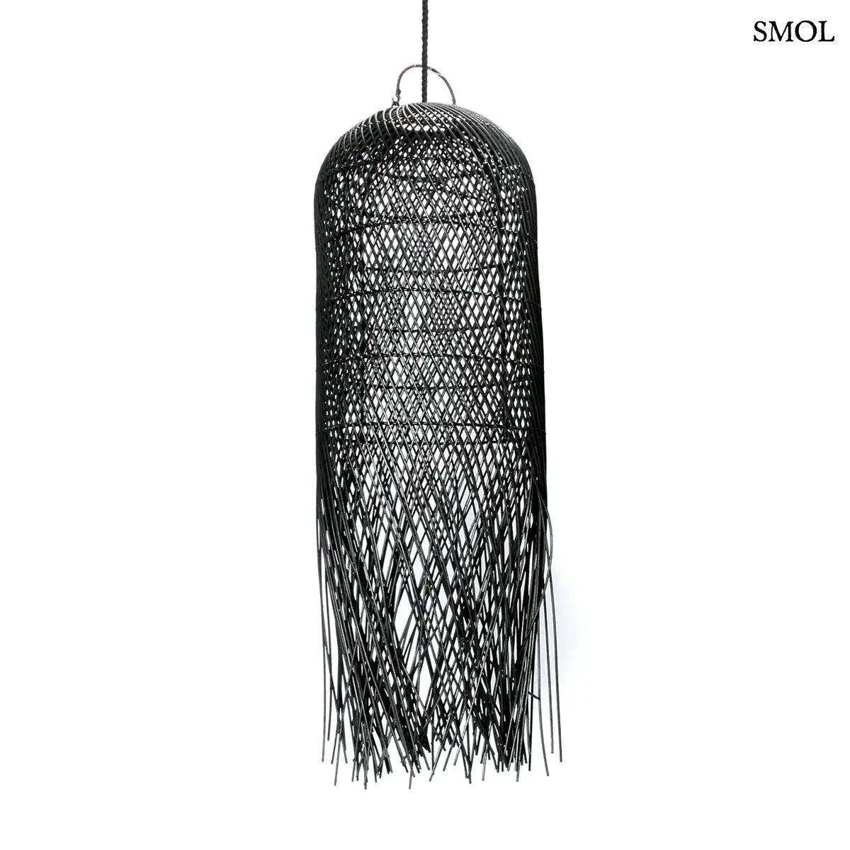 Hosszúkás, fekete színű, kézzel szőtt rattan lámpaernyő, amelynek alján a szálak szabadon, ritmikus vonalakkal végződnek, fehér háttérrel
