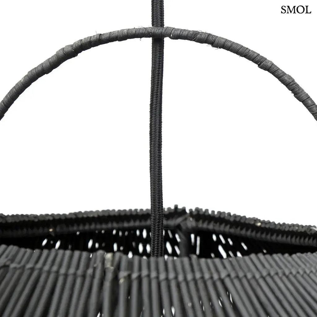 XXL méretű, fekete színű, kézzel szőtt rattan lámpaernyő hullámzó, organikus felhő formával és finom textúrával, akasztó nagyítva