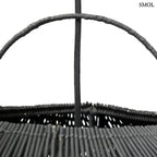 XXL méretű, fekete színű, kézzel szőtt rattan lámpaernyő hullámzó, organikus felhő formával és finom textúrával, akasztó nagyítva