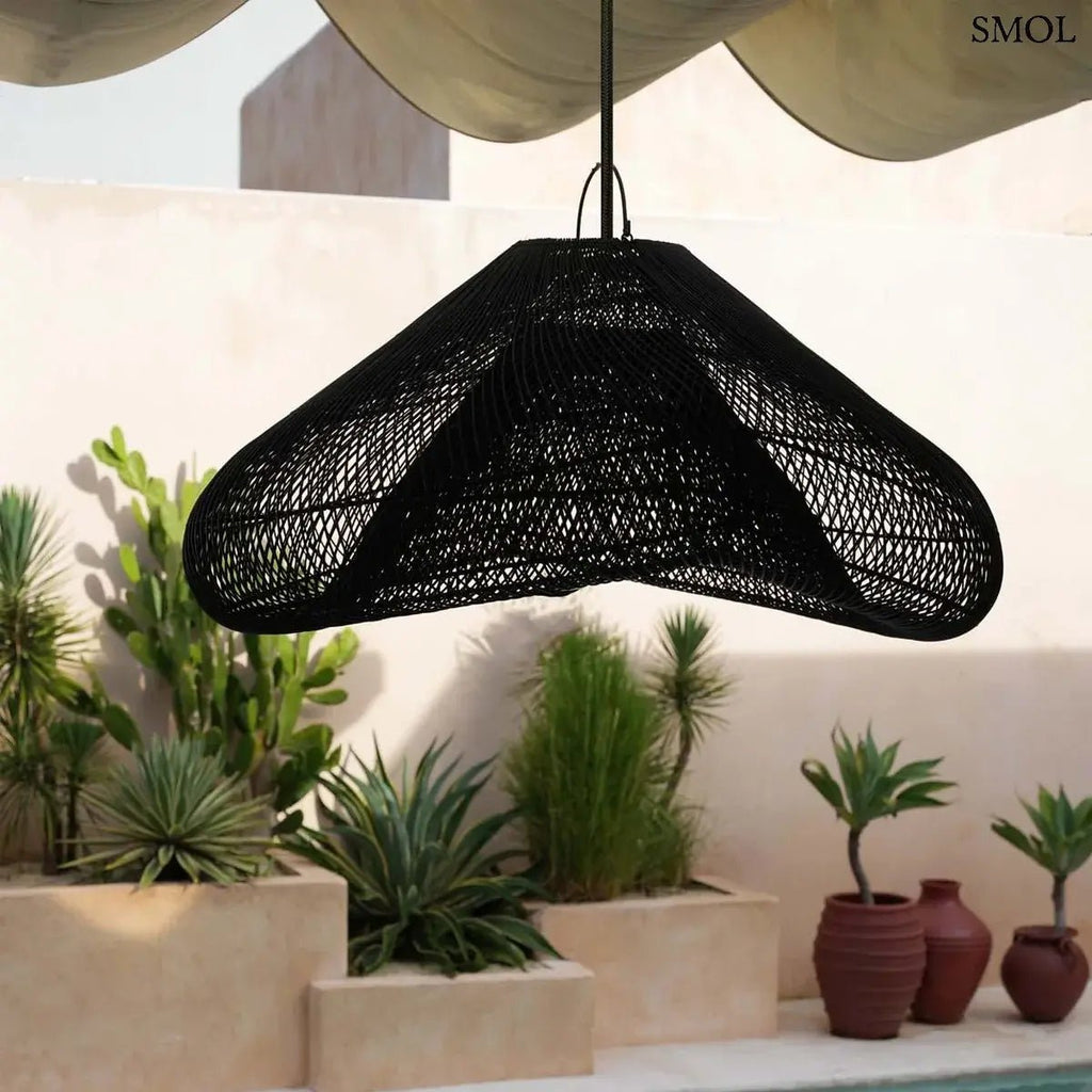 XXL méretű, fekete színű, kézzel szőtt rattan lámpaernyő hullámzó, organikus felhő formával és finom textúrával, terazon, növényekkel