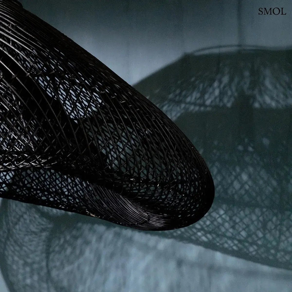 XXL méretű, fekete színű, kézzel szőtt rattan lámpaernyő hullámzó, organikus felhő formával és finom textúrával, falra vetített árnyékokkal