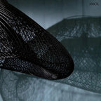 XXL méretű, fekete színű, kézzel szőtt rattan lámpaernyő hullámzó, organikus felhő formával és finom textúrával, falra vetített árnyékokkal