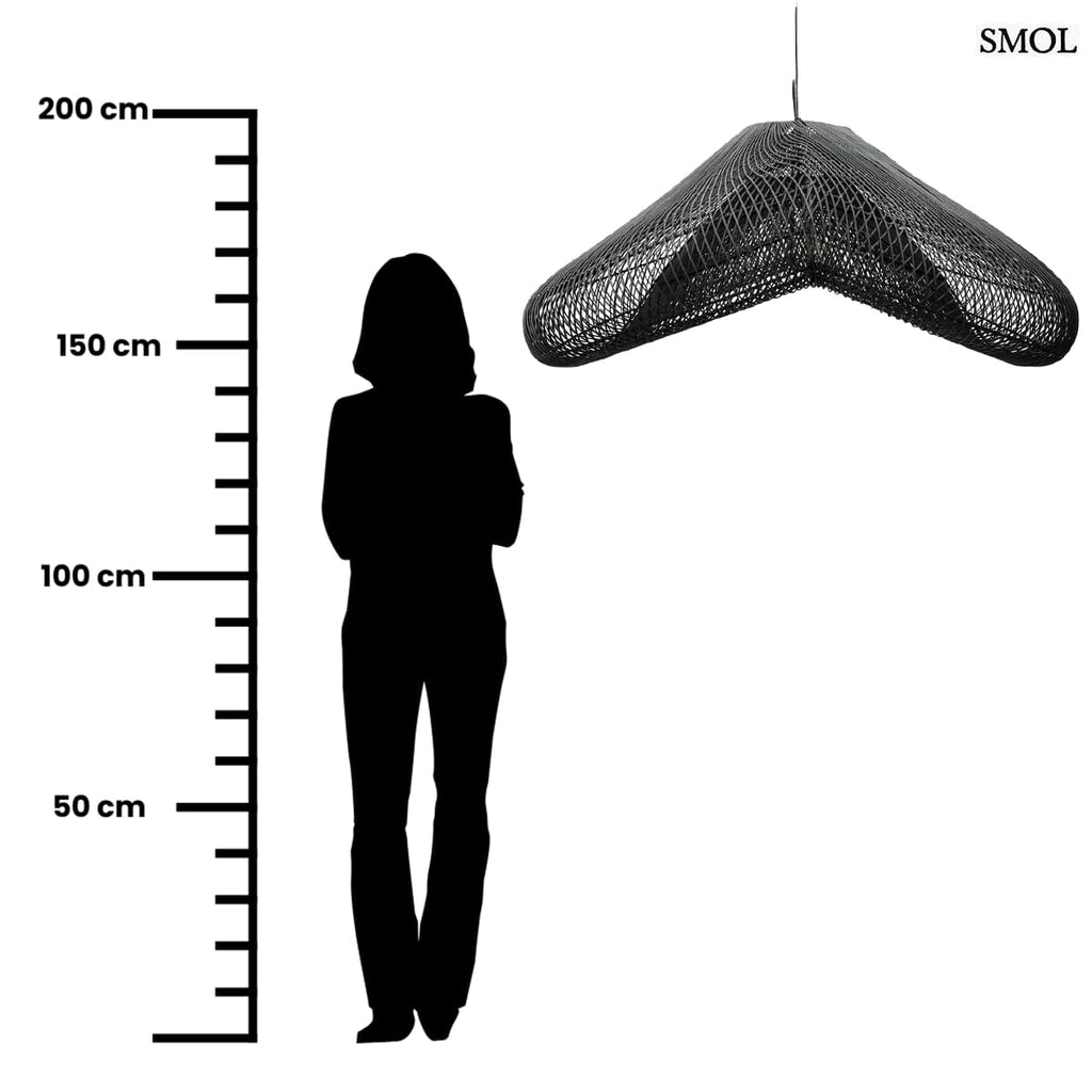 XXL méretű, fekete színű, kézzel szőtt rattan lámpaernyő hullámzó, organikus felhő formával és finom textúrával, méretarányosan