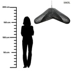 XXL méretű, fekete színű, kézzel szőtt rattan lámpaernyő hullámzó, organikus felhő formával és finom textúrával, méretarányosan