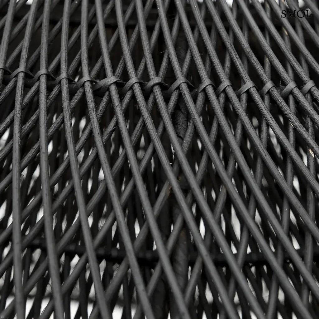 XXL méretű, fekete színű, kézzel szőtt rattan lámpaernyő hullámzó, organikus felhő formával és finom textúrával, rattan nagyítva