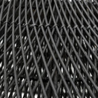 XXL méretű, fekete színű, kézzel szőtt rattan lámpaernyő hullámzó, organikus felhő formával és finom textúrával, rattan nagyítva