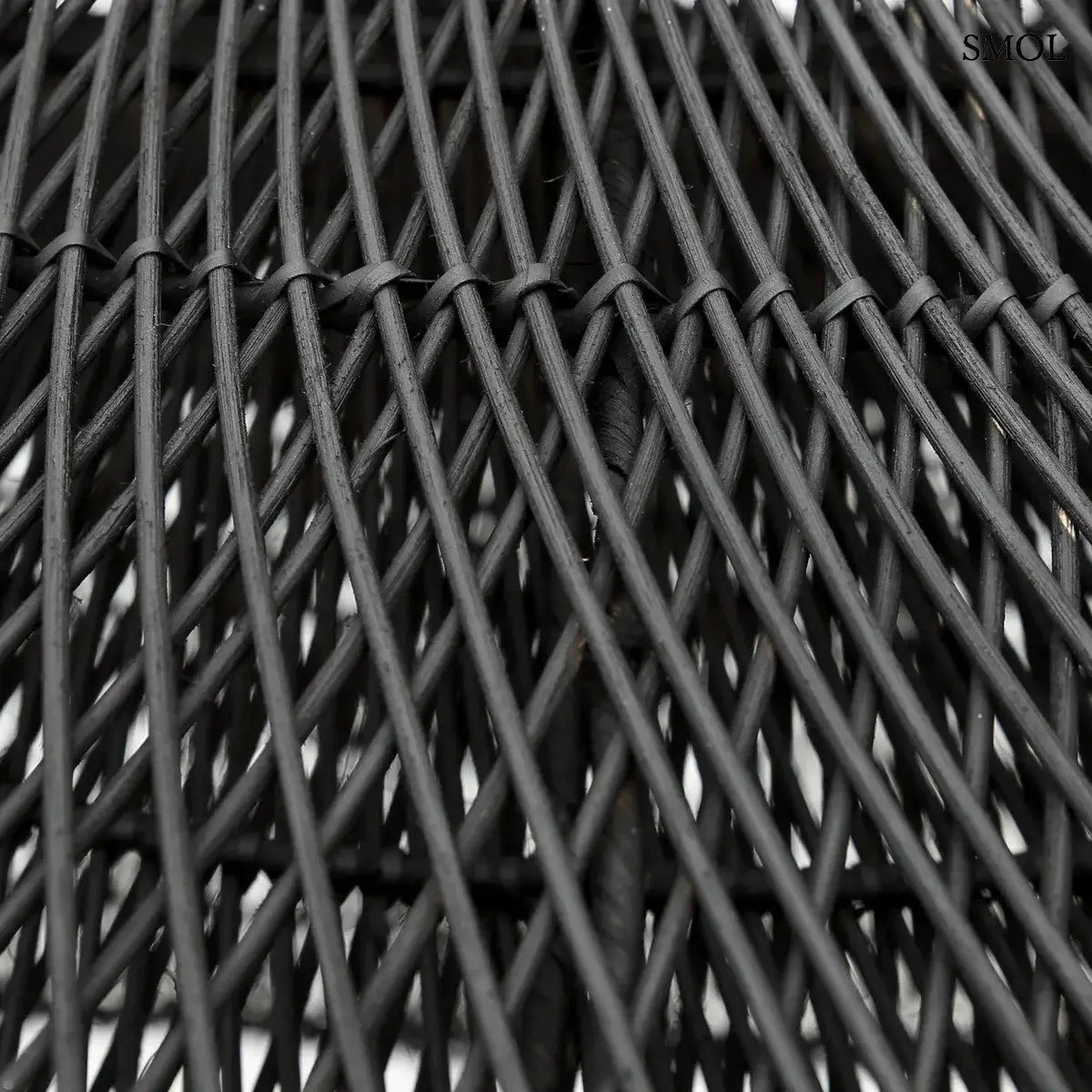 XXL méretű, fekete színű, kézzel szőtt rattan lámpaernyő hullámzó, organikus felhő formával és finom textúrával, rattan nagyítva