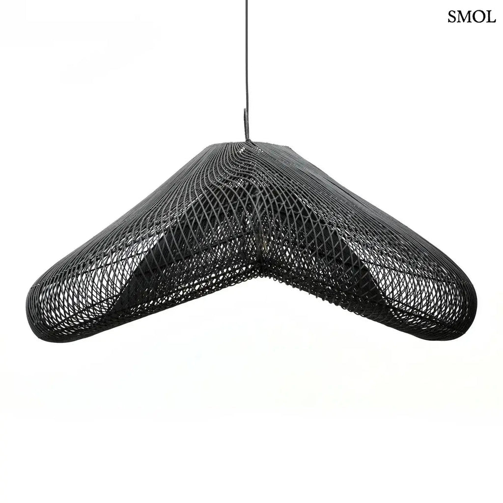 XXL méretű, fekete színű, kézzel szőtt rattan lámpaernyő hullámzó, organikus felhő formával és finom textúrával, szemből