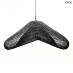 XXL méretű, fekete színű, kézzel szőtt rattan lámpaernyő hullámzó, organikus felhő formával és finom textúrával, szemből