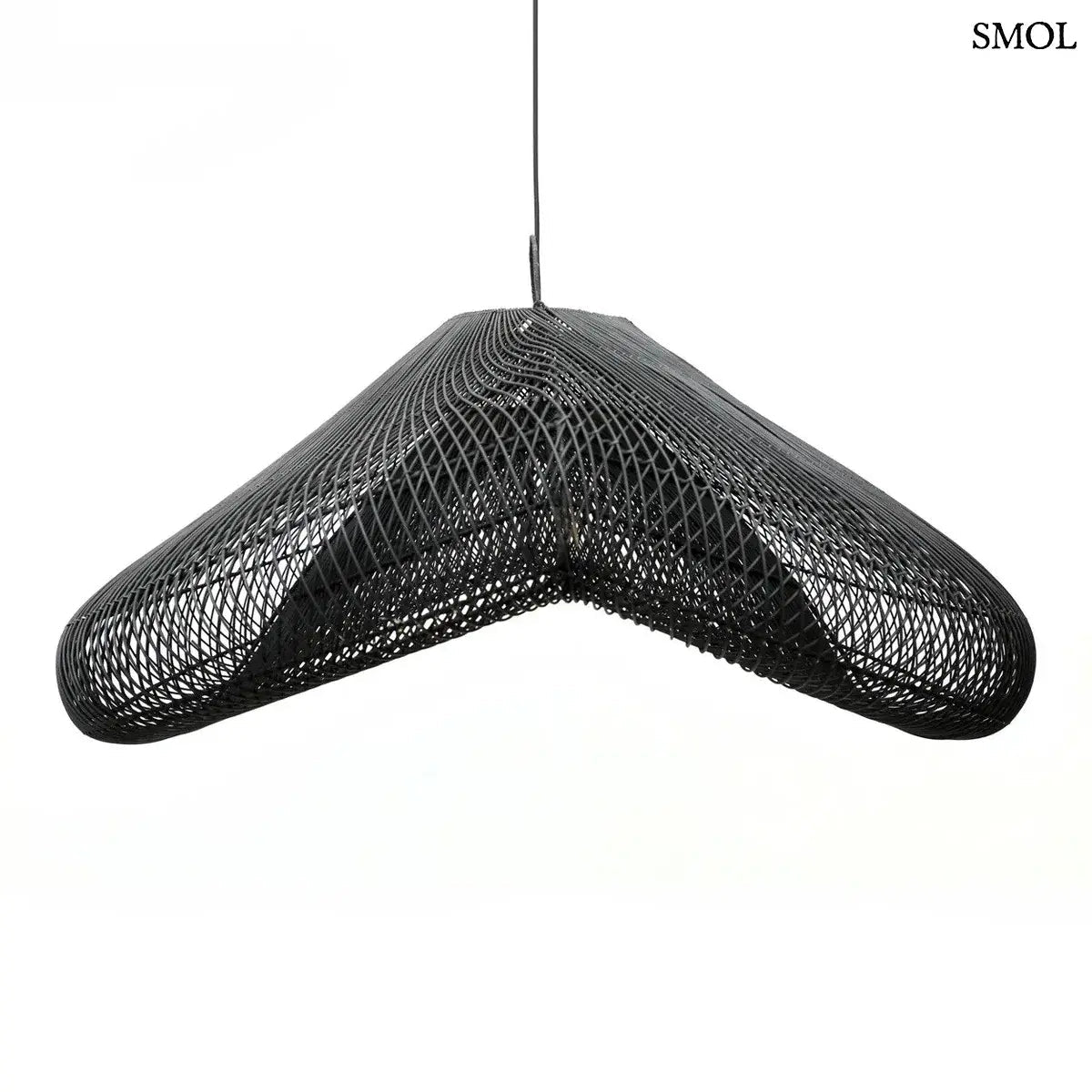 XXL méretű, fekete színű, kézzel szőtt rattan lámpaernyő hullámzó, organikus felhő formával és finom textúrával, szemből