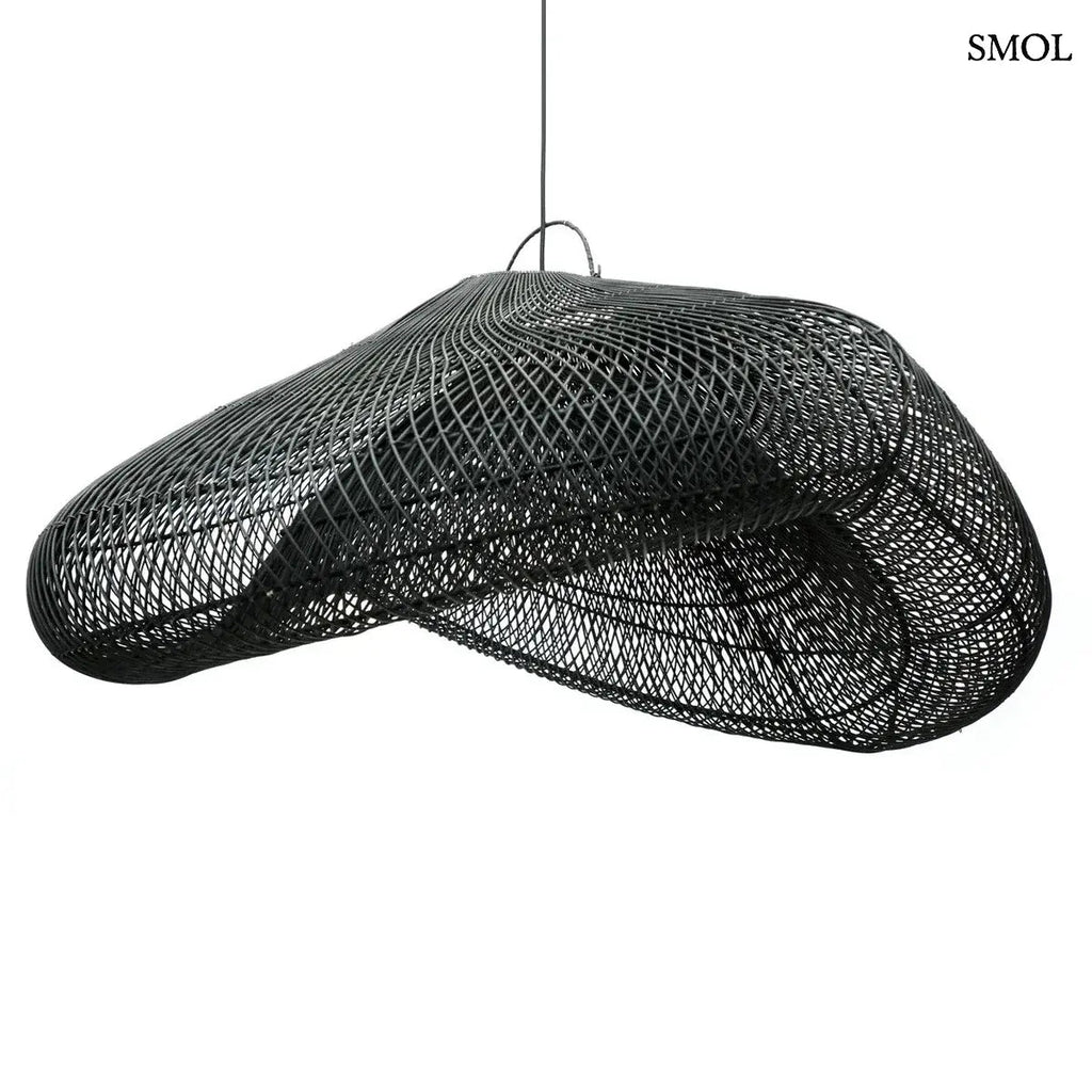 XXL méretű, fekete színű, kézzel szőtt rattan lámpaernyő hullámzó, organikus felhő formával és finom textúrával, fehér háttérrel
