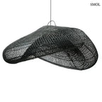 XXL méretű, fekete színű, kézzel szőtt rattan lámpaernyő hullámzó, organikus felhő formával és finom textúrával, fehér háttérrel