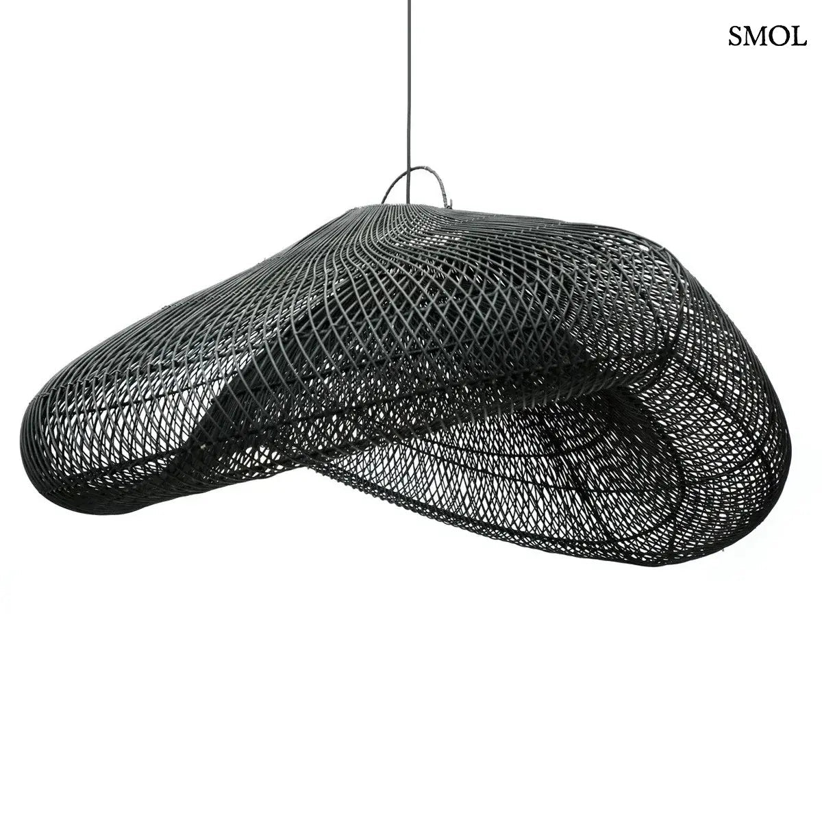 XXL méretű, fekete színű, kézzel szőtt rattan lámpaernyő hullámzó, organikus felhő formával és finom textúrával, fehér háttérrel
