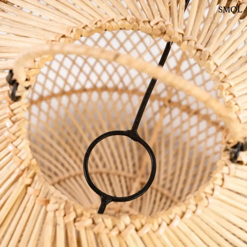 Kézzel szőtt, natúr színű, gömbölyded alakú rattan lámpaernyő, felülről