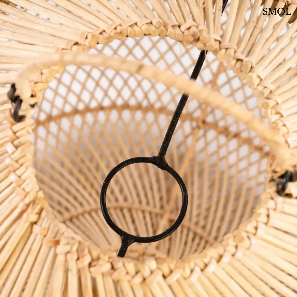 Kézzel szőtt, natúr színű, gömbölyded alakú rattan lámpaernyő, felülről
