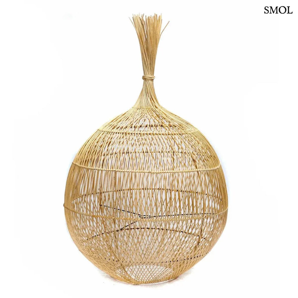 Natúr rattan lámpaernyő, kézzel szőtt hagyma formájú boho dekoráció, fehér háttér előtt, állólámpaként