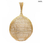 Natúr rattan lámpaernyő, kézzel szőtt hagyma formájú boho dekoráció, fehér háttér előtt, állólámpaként