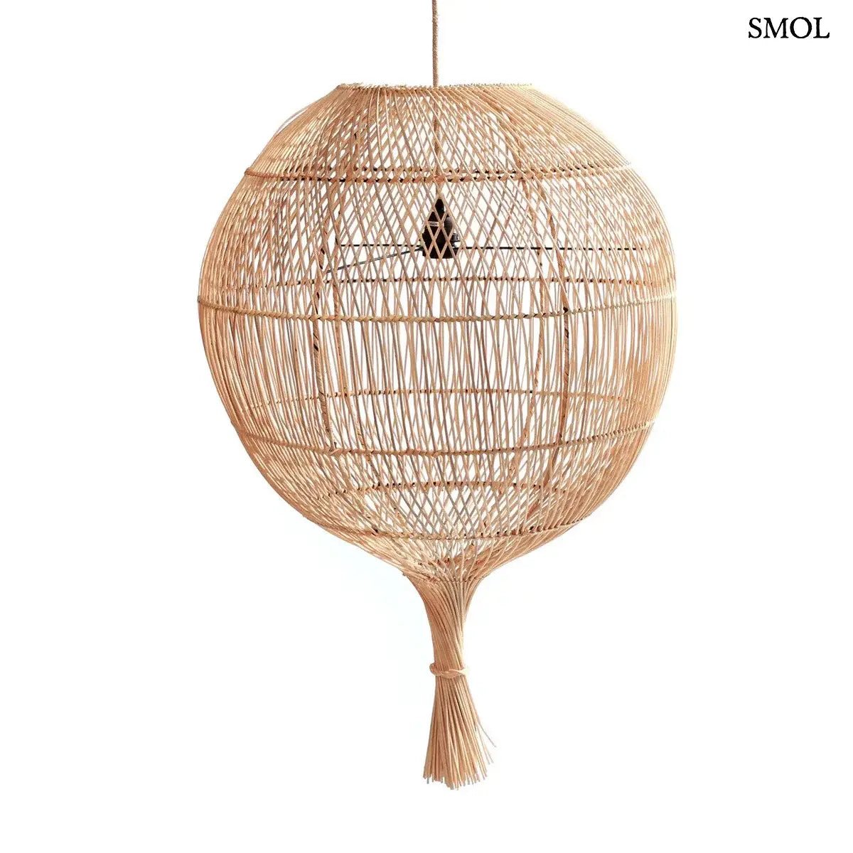 Natúr rattan lámpaernyő, kézzel szőtt hagyma formájú boho dekoráció, függőlámpaként, fehér háttérrel