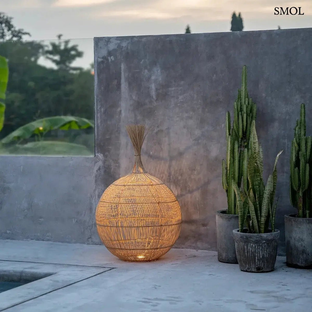 Natúr rattan lámpaernyő, kézzel szőtt hagyma formájú boho dekoráció, teraszon, lámpával