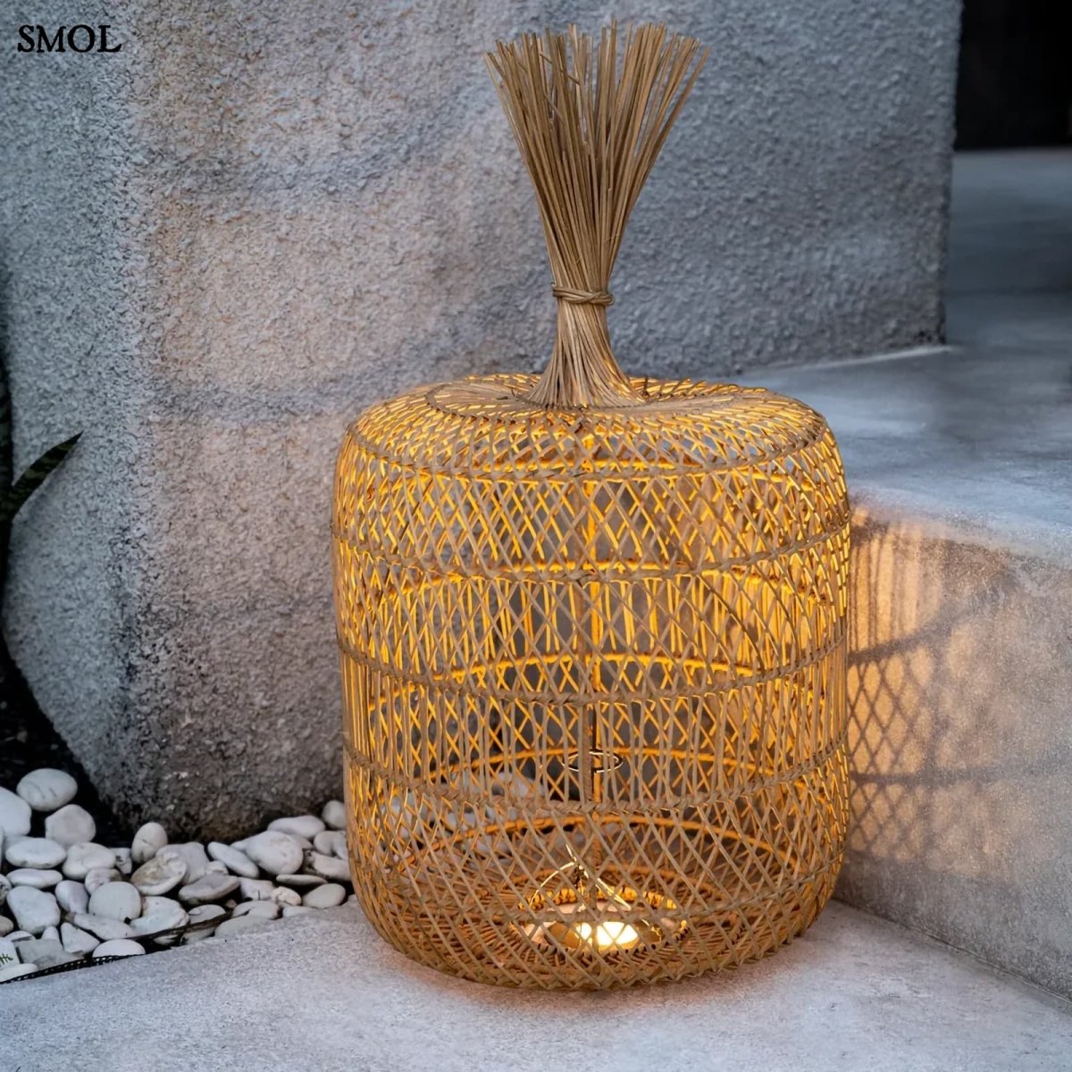 Természetes rattan lámpaernyő teraszon, fénnyel